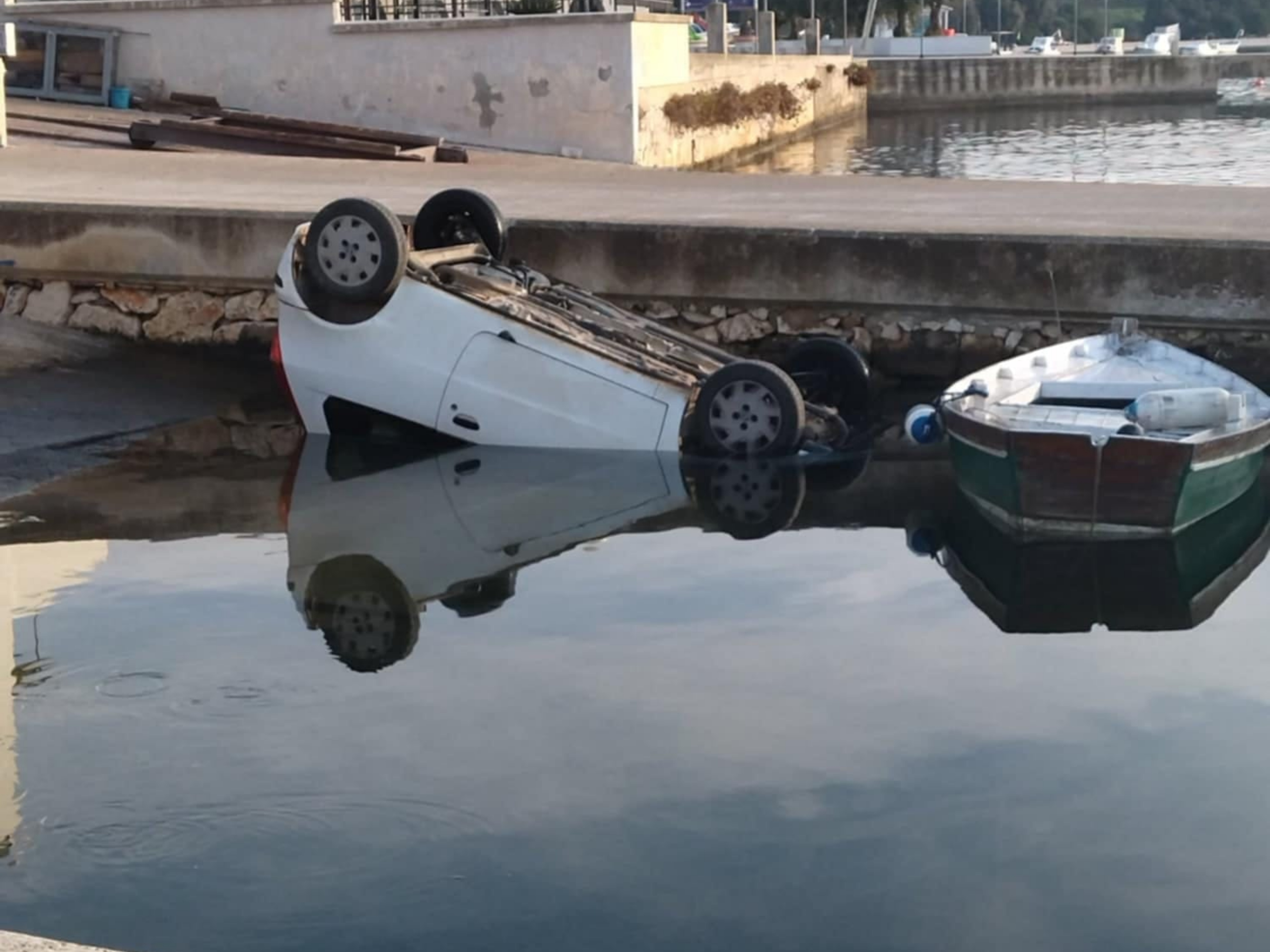 NEOBIČAN PRIZOR Automobil u Banjolama završio u moru